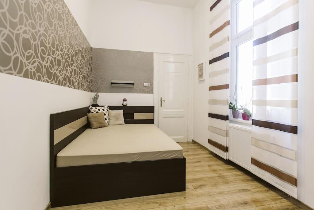 Lovely Purplish Apartment Heart Of The City Budapest Exterior photo